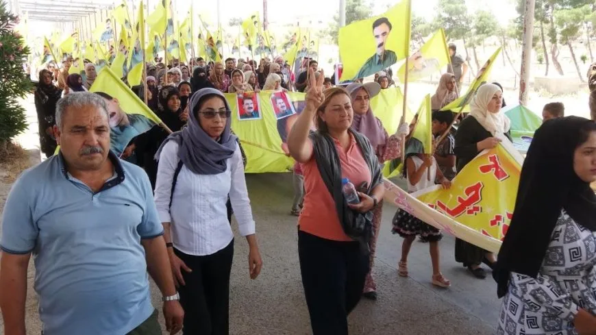 Şêniyên kantona Firatê li dijî êriş û tecrîdê meşiyan