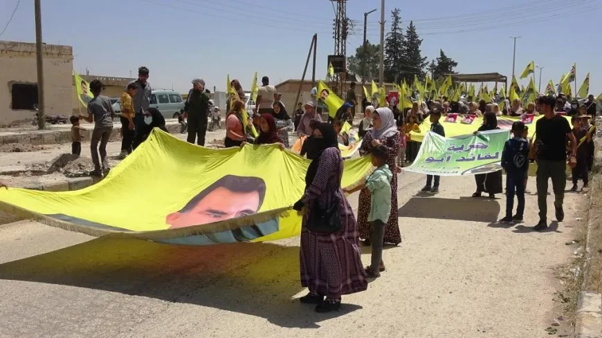 Şêniyên kantona Firatê li dijî êriş û tecrîdê meşiyan