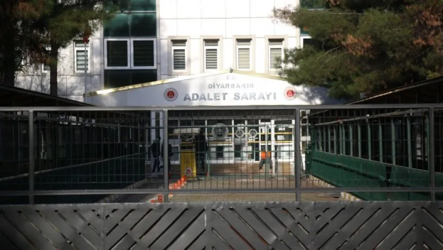 Parêzera ku tecrîd protesto kir bi zorê anîn danişînê