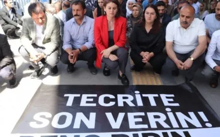 Di çalakiya ‘Deng Bide Azadiyê’de berxwedana zindanan hat silavkirin