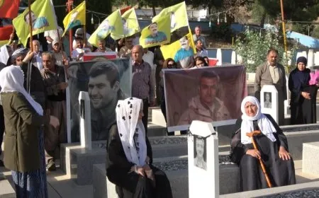 Şehîd Helmet li ser gora xwe hat bibîranîn 