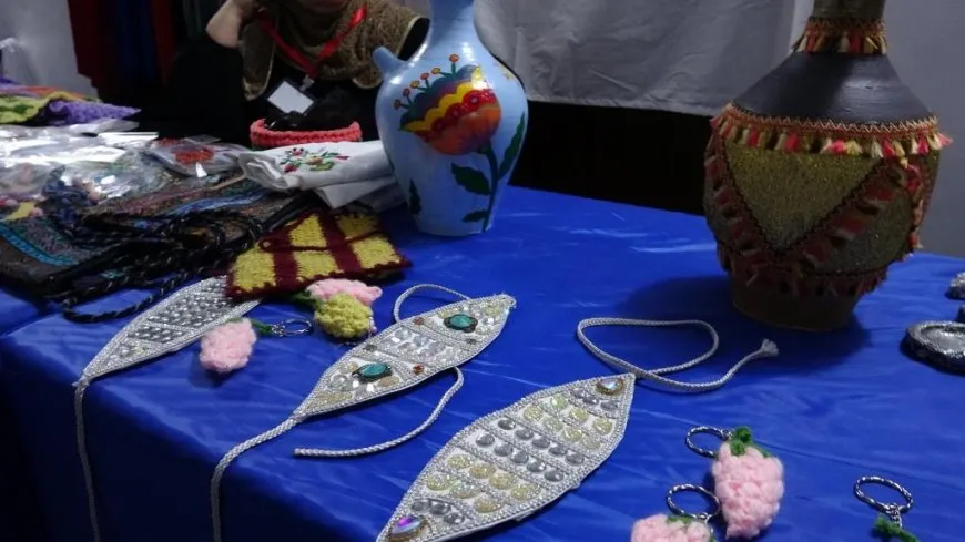 Li Reqayê pêşangeha berhemên jinên kampa Holê