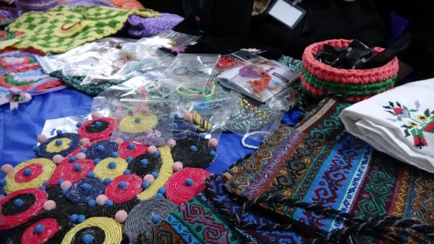 Li Reqayê pêşangeha berhemên jinên kampa Holê