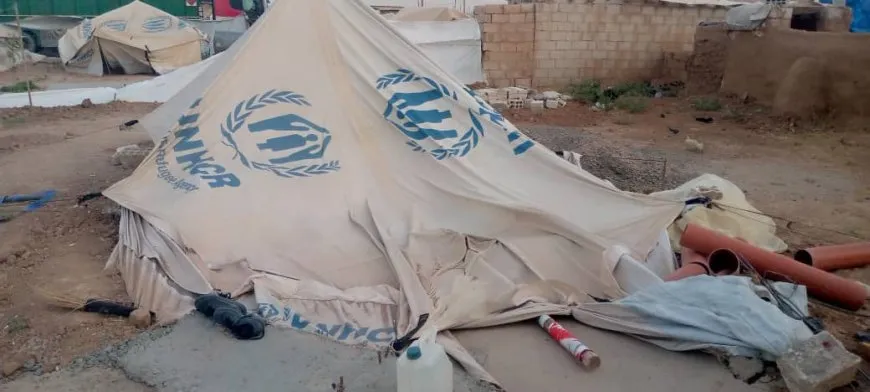 Tiendas de campaña de refugiados dañadas por el huracán en Hasaka
