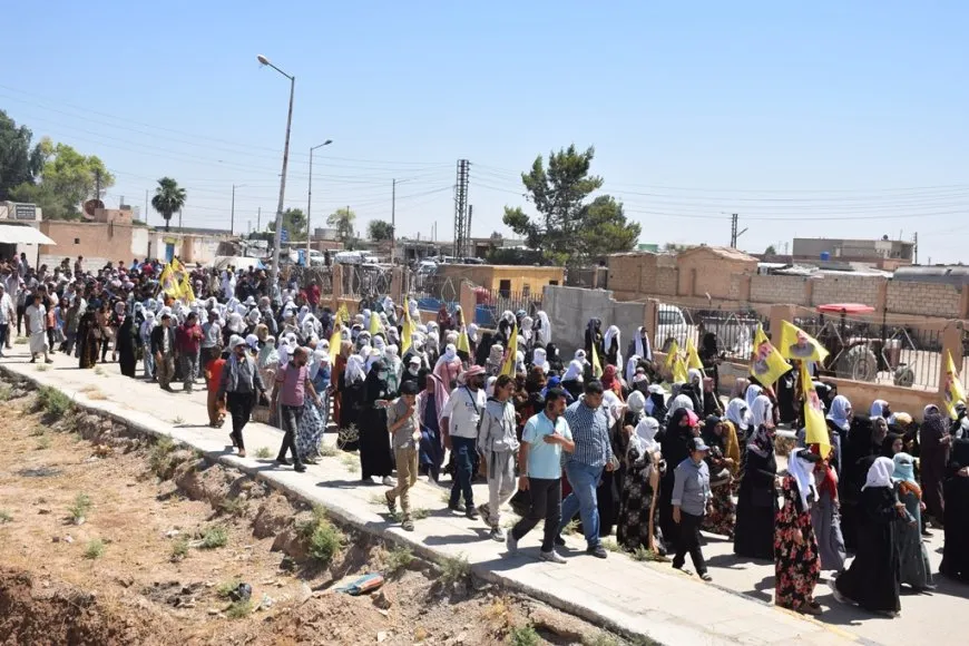 Li Erîşayê li hember tecrîdê meşeke girseyî