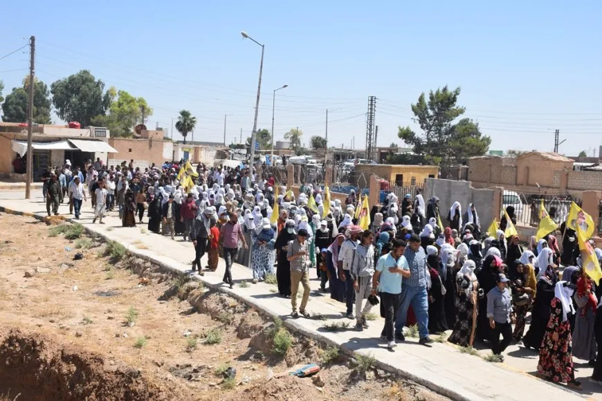 Li Erîşayê li hember tecrîdê meşeke girseyî