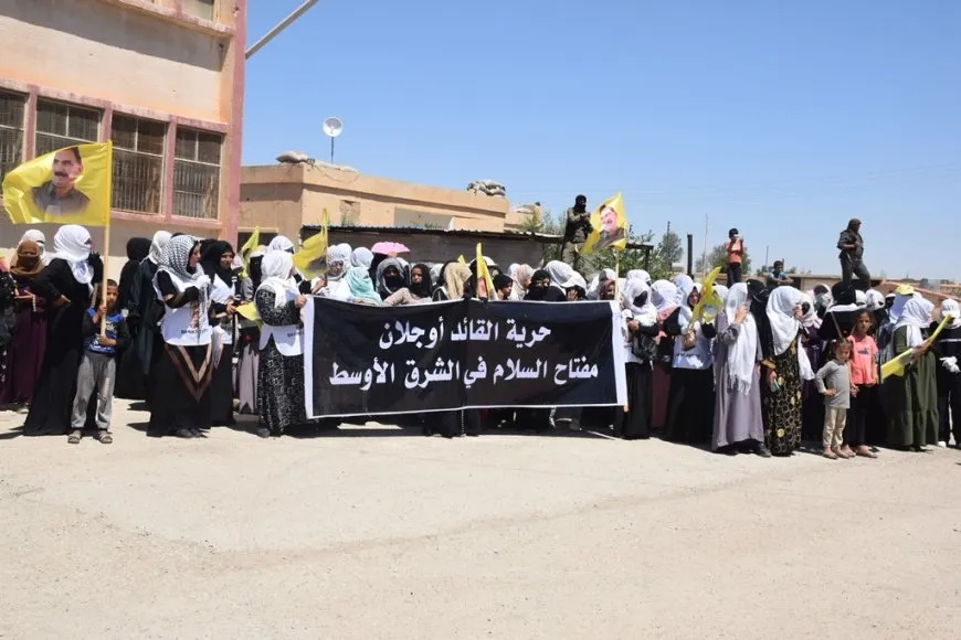Li Erîşayê li hember tecrîdê meşeke girseyî