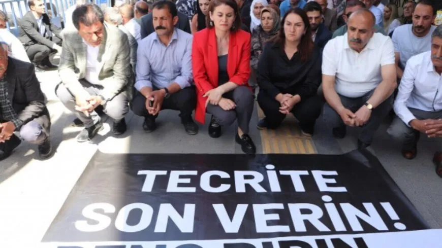 Di çalakiya ‘Deng Bide Azadiyê’de berxwedana zindanan hat silavkirin