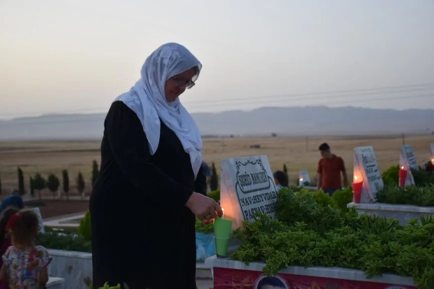 Bi boneya cejnê mûm li ser gorên şehîdan hatin vêxistin