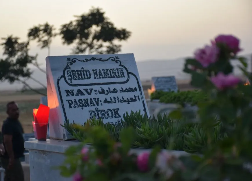 Bi boneya cejnê mûm li ser gorên şehîdan hatin vêxistin