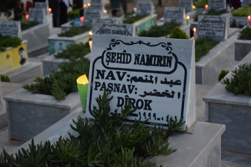 Bi boneya cejnê mûm li ser gorên şehîdan hatin vêxistin