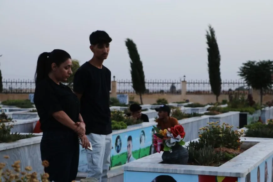 Bi boneya cejnê mûm li ser gorên şehîdan hatin vêxistin