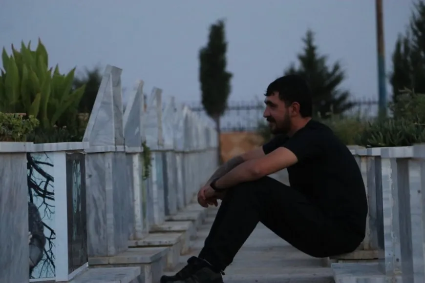 Bi boneya cejnê mûm li ser gorên şehîdan hatin vêxistin