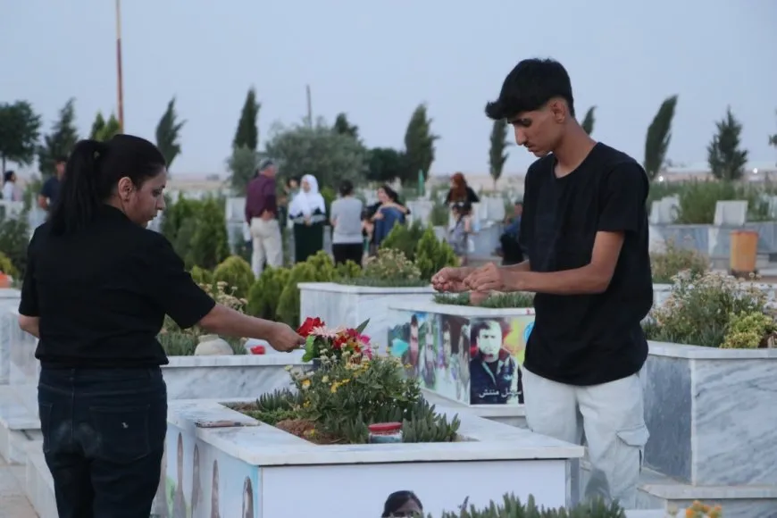 Bi boneya cejnê mûm li ser gorên şehîdan hatin vêxistin
