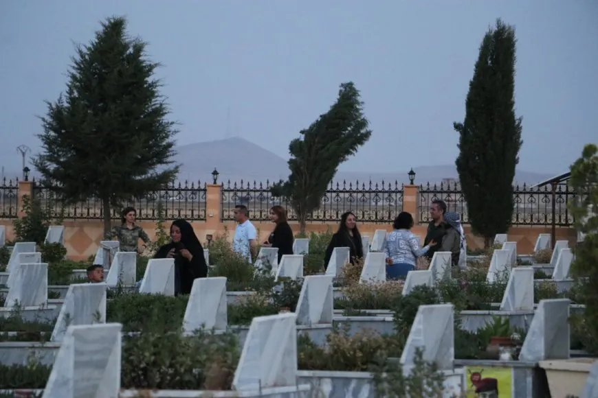 Bi boneya cejnê mûm li ser gorên şehîdan hatin vêxistin