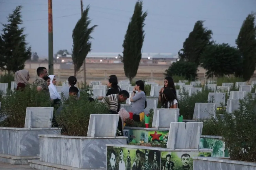 Bi boneya cejnê mûm li ser gorên şehîdan hatin vêxistin