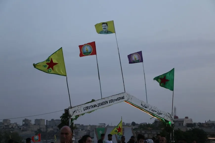 Bi boneya cejnê mûm li ser gorên şehîdan hatin vêxistin