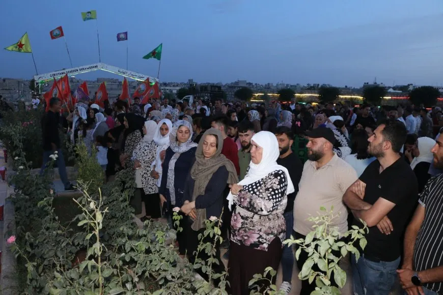 Bi boneya cejnê mûm li ser gorên şehîdan hatin vêxistin