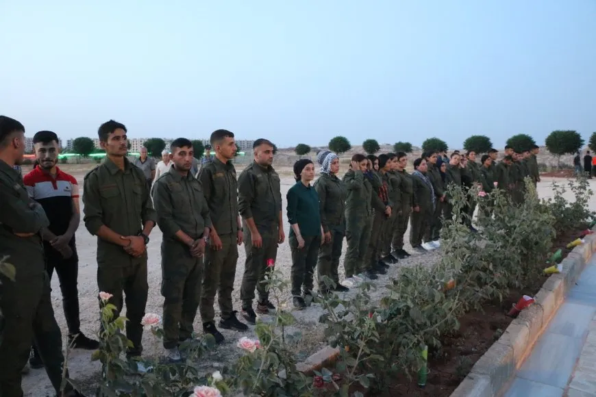 Bi boneya cejnê mûm li ser gorên şehîdan hatin vêxistin