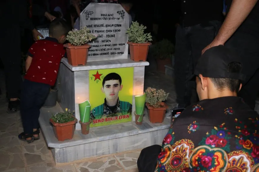 Bi boneya cejnê mûm li ser gorên şehîdan hatin vêxistin