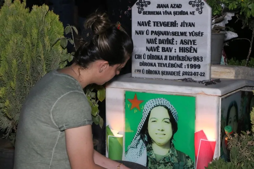 Bi boneya cejnê mûm li ser gorên şehîdan hatin vêxistin