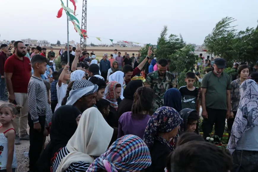 Bi boneya cejnê mûm li ser gorên şehîdan hatin vêxistin
