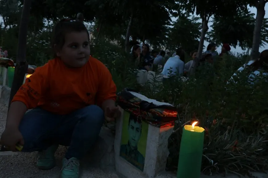 Bi boneya cejnê mûm li ser gorên şehîdan hatin vêxistin