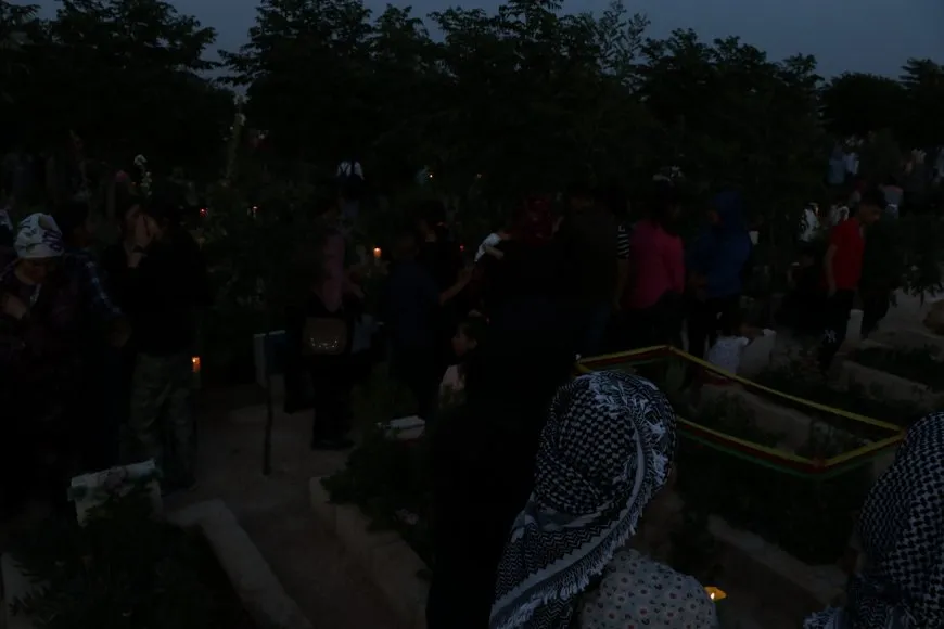 Bi boneya cejnê mûm li ser gorên şehîdan hatin vêxistin