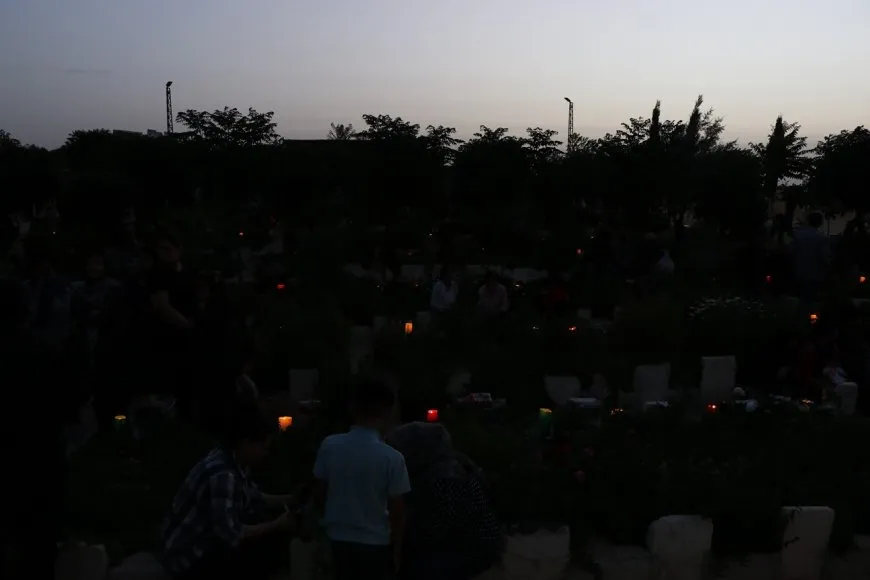 Bi boneya cejnê mûm li ser gorên şehîdan hatin vêxistin