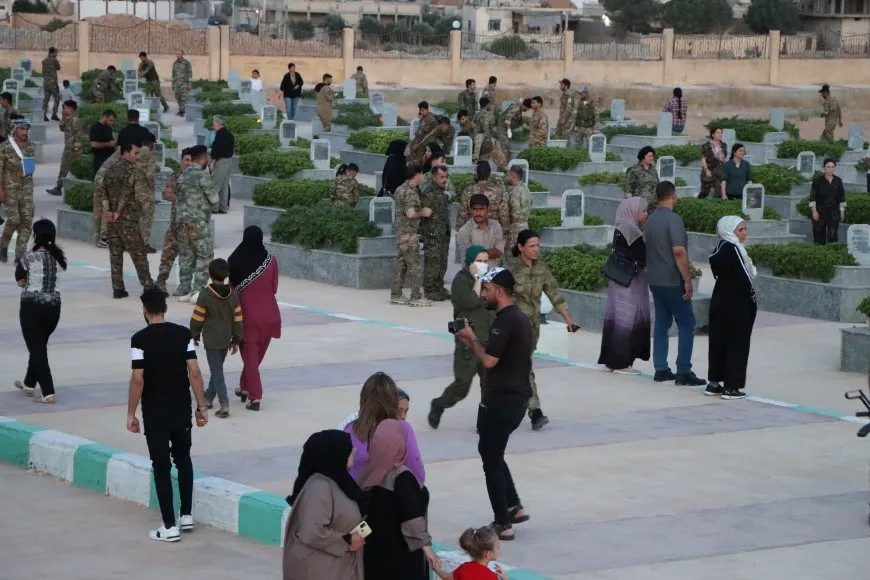 Bi boneya cejnê mûm li ser gorên şehîdan hatin vêxistin