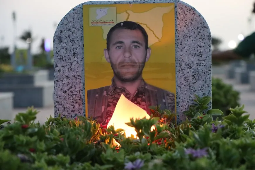 Bi boneya cejnê mûm li ser gorên şehîdan hatin vêxistin