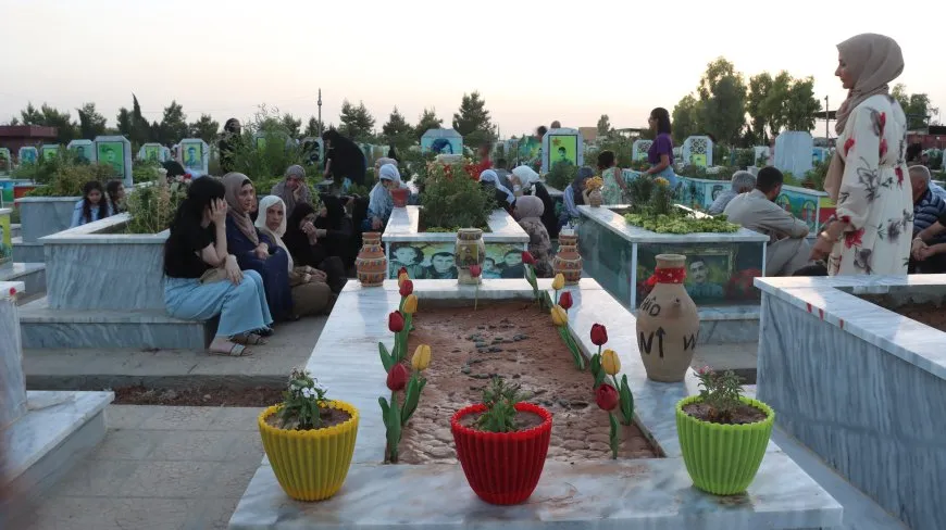 Bi boneya cejnê mûm li ser gorên şehîdan hatin vêxistin