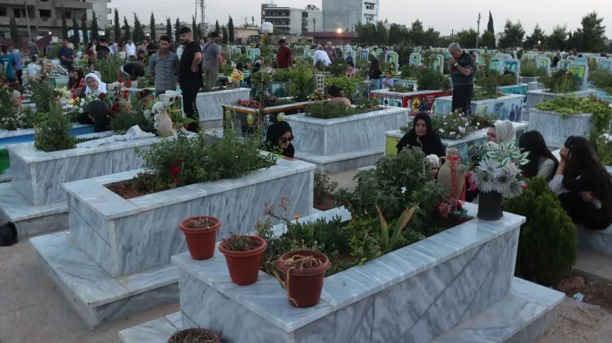 Bi boneya cejnê mûm li ser gorên şehîdan hatin vêxistin