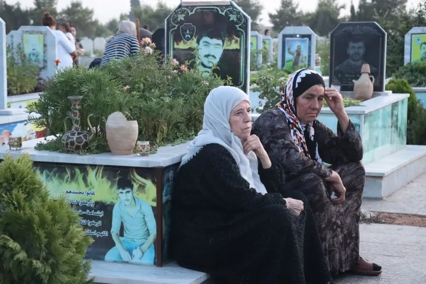 Bi boneya cejnê mûm li ser gorên şehîdan hatin vêxistin