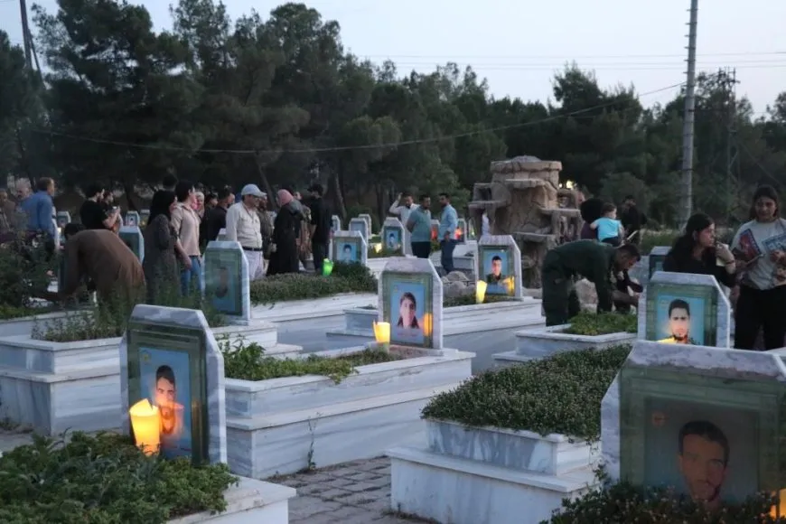 Bi boneya cejnê mûm li ser gorên şehîdan hatin vêxistin