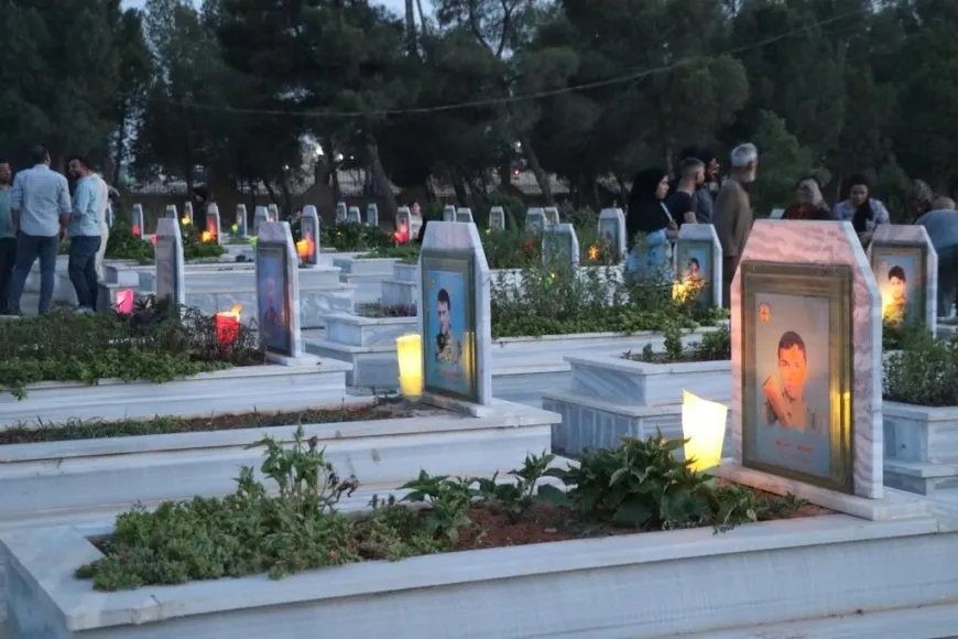 Bi boneya cejnê mûm li ser gorên şehîdan hatin vêxistin