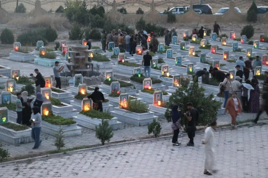 Bi boneya cejnê mûm li ser gorên şehîdan hatin vêxistin