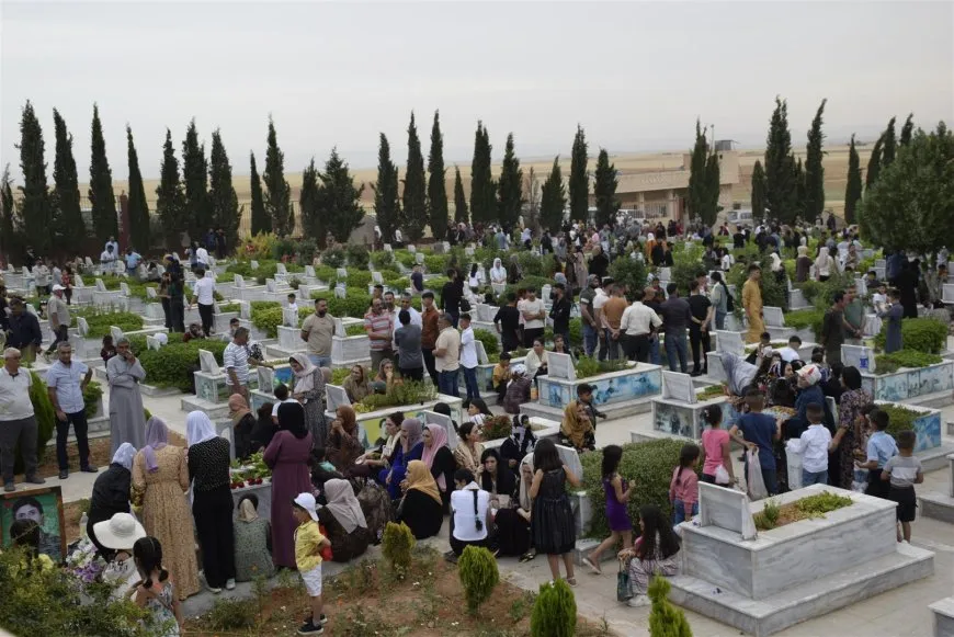 Bi boneya cejnê goristanên şehîdan hatin ziyaretkirin