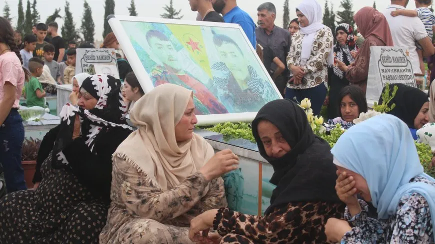 Bi boneya cejnê goristanên şehîdan hatin ziyaretkirin