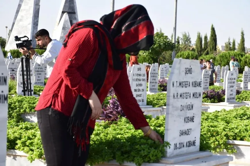 Bi boneya cejnê goristanên şehîdan hatin ziyaretkirin