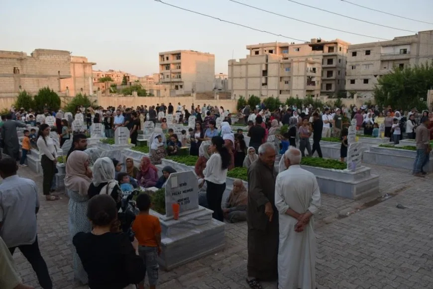 Şehîdên komkujiya Kobanê li ser gorên xwe hatin bibîranîn