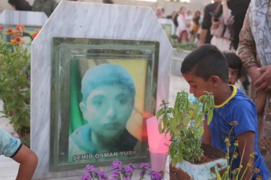Şehîdên komkujiya Kobanê li ser gorên xwe hatin bibîranîn
