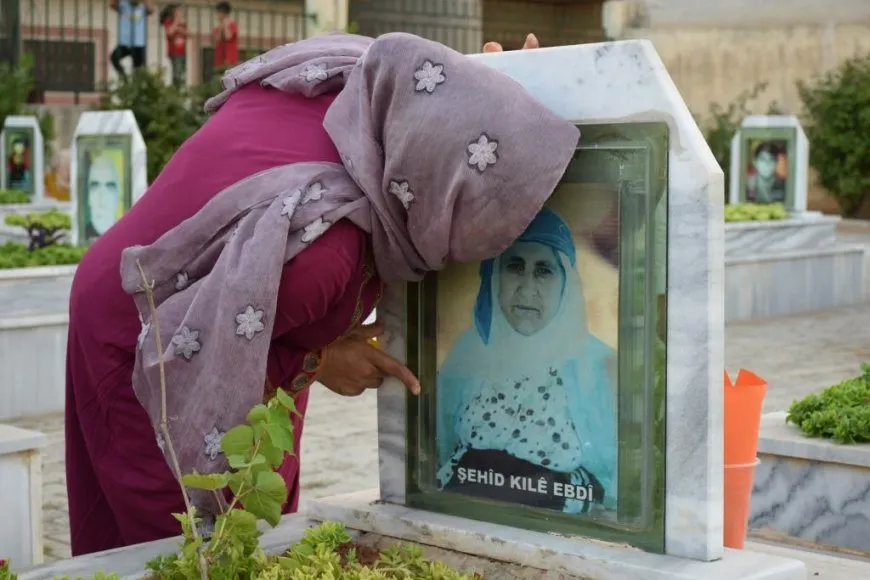 Şehîdên komkujiya Kobanê li ser gorên xwe hatin bibîranîn