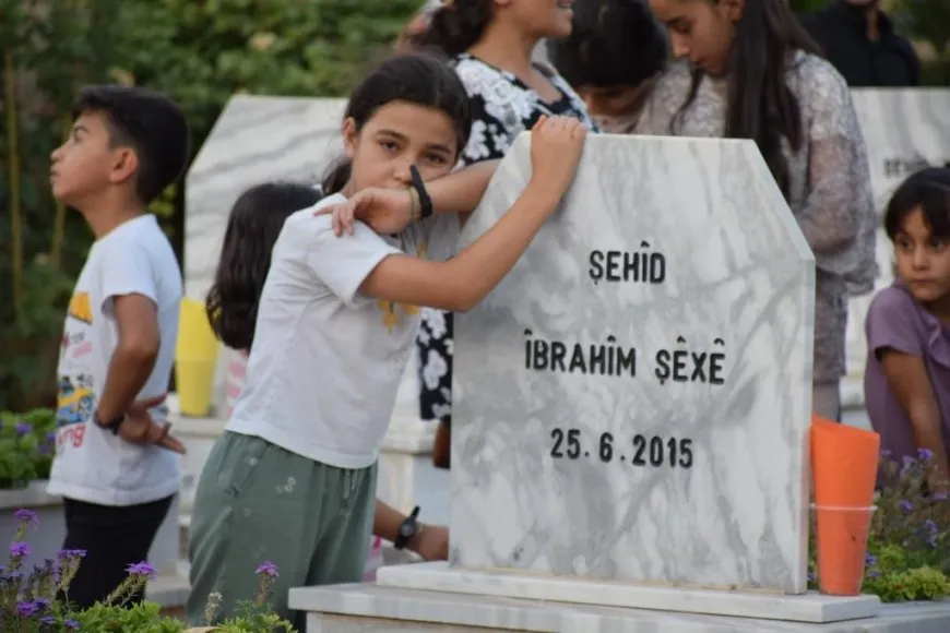 Şehîdên komkujiya Kobanê li ser gorên xwe hatin bibîranîn