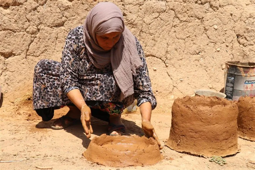 Kewareyan çêdike, mêşan xwedî dike, hingiv belav dike