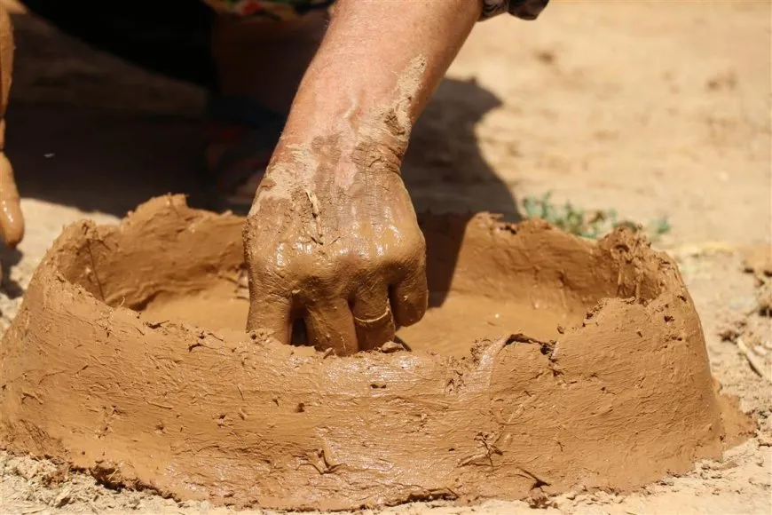 Kewareyan çêdike, mêşan xwedî dike, hingiv belav dike