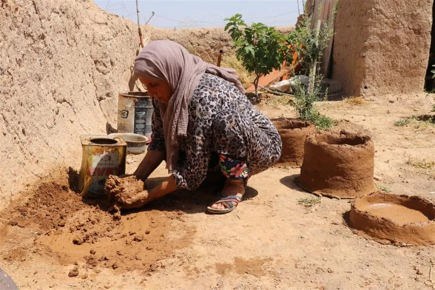 Kewareyan çêdike, mêşan xwedî dike, hingiv belav dike