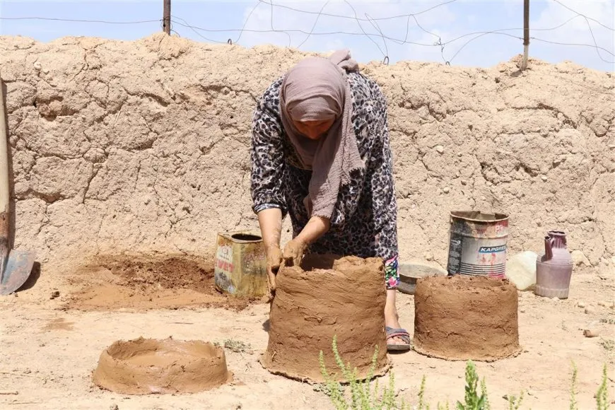 Kewareyan çêdike, mêşan xwedî dike, hingiv belav dike