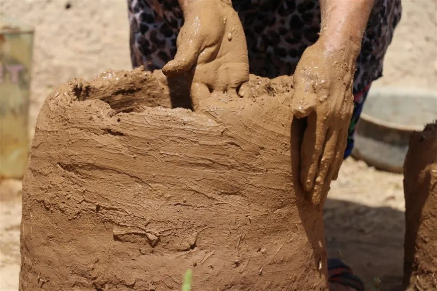 Kewareyan çêdike, mêşan xwedî dike, hingiv belav dike
