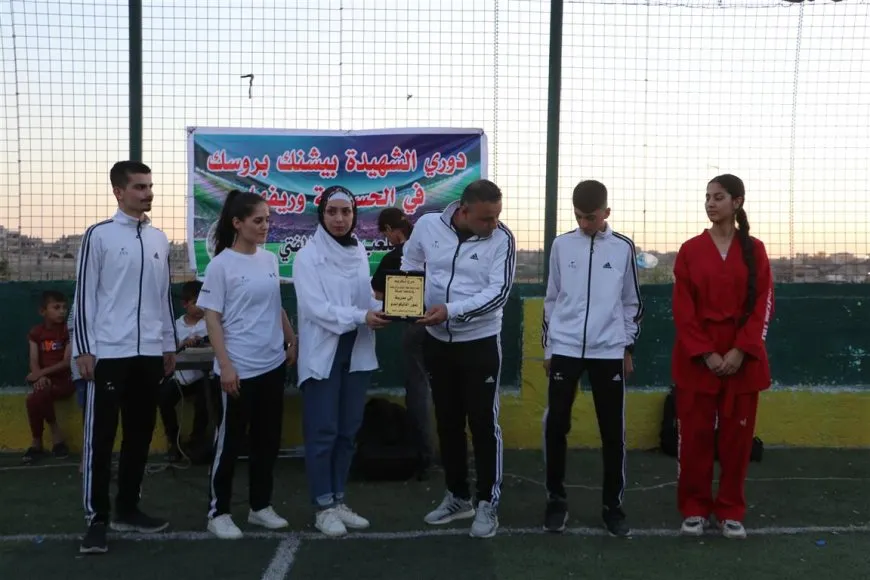 Desteya Ciwan û Werzîşê tîma Ciwanên Holê xelat kir